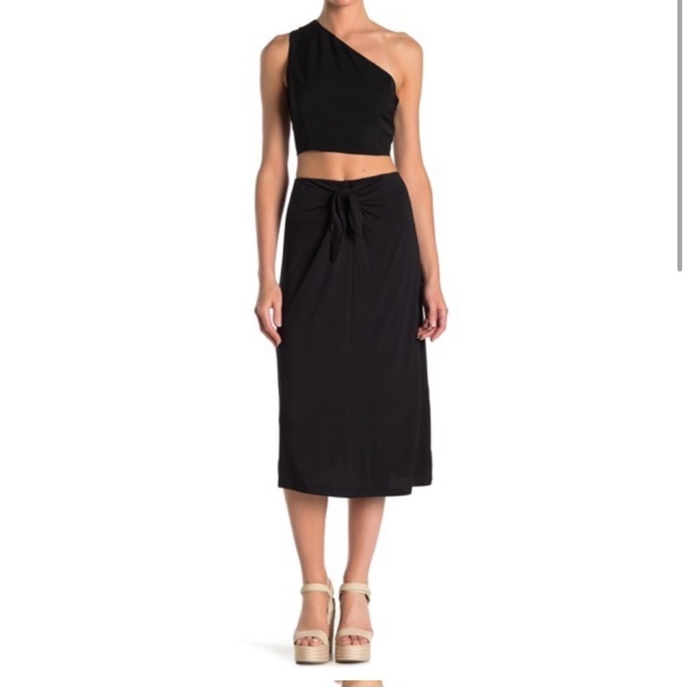 Bobeau Black Skirt Tie in the Front